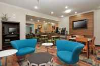 Bar, Cafe and Lounge SureStay Plus Hotel by Best Western Minot