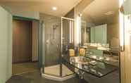In-room Bathroom 5 Hotel Metro