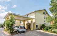 Exterior 5 Days Inn by Wyndham Kansas City International Airport