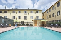 Swimming Pool La Quinta Inn and Suites Woodlands South