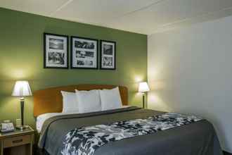 Bedroom 4 Sleep Inn & Suites near Sports World Blvd