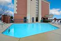 สระว่ายน้ำ Clarion Pointe Greensboro Airport (ex. Best Western Plus Greensboro Airport Hotel)