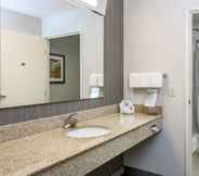 In-room Bathroom 4 Courtyard by Marriott Roseville Creekside