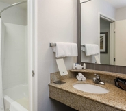 In-room Bathroom 6 Courtyard by Marriott Roseville Creekside