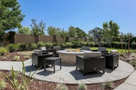 Common Space Courtyard by Marriott Roseville Creekside