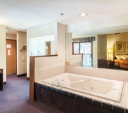 In-room Bathroom 2 Quality Express Inn and Suites Mineral Wells (ex. Rodeway Inn)