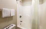 Bilik Mandi dalam Bilik 5 Quality Express Inn and Suites Mineral Wells (ex. Rodeway Inn)