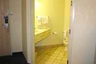 In-room Bathroom Howard Johnson by Wyndham Clarksville Tennessee (ex Americas Best Value)