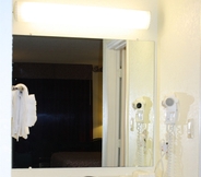 In-room Bathroom 6 Relax Inn Savannah