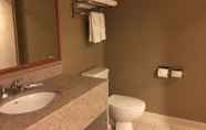 In-room Bathroom 5 Wingate By Wyndham Coon Rapids