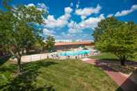 Swimming Pool Red Lion Inn and Suites Branson (ex Crown Club Inn Branson by Exploria Resorts)
