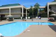 สระว่ายน้ำ SureStay Plus By Best Western Southern Pines Pinehurst