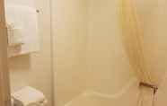 In-room Bathroom 7 Rodeway Inn Branson, Brick House