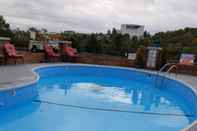 Swimming Pool Rodeway Inn Branson, Brick House
