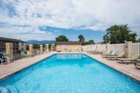 Swimming Pool Knights Inn Colorado Springs (ex Days Inn Colorado Springs Central)