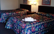 Bedroom 4 Holiday Motel Berea