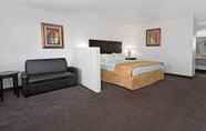 Bedroom 4 Days Inn & Suites by Wyndham Santa Rosa