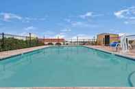 Swimming Pool Days Inn & Suites by Wyndham Santa Rosa