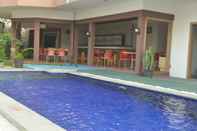 สระว่ายน้ำ The Naripan Hotel by Amazing