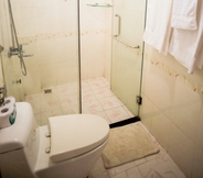 In-room Bathroom 2 Moc Huong Hotel