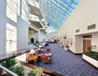 Lobi 2 Delta Hotels by Marriott Philadelphia Airport