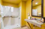 Toilet Kamar 6 Econo Lodge Kingsland