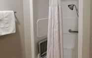 Phòng tắm bên trong 5 Baymont Inn & Suites by Wyndham Lafayette / Purdue Area