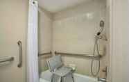 In-room Bathroom 5 Travelodge Lemoore