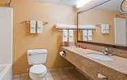 Toilet Kamar 3 SureStay Plus by Best Western Black River Falls