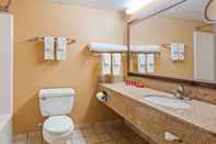 Toilet Kamar SureStay Plus by Best Western Black River Falls