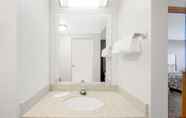 Toilet Kamar 5 Days Inn by Wyndham Gettysburg