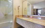 Toilet Kamar 6 Baymont by Wyndham Williamsburg (ex. Quality Inn Historic East Busch Gardens Area)