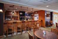 Quầy bar, cafe và phòng lounge Madison Plaza Hotel (Ex Howard Johnson Hotel By Wyndham)