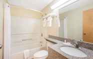 Toilet Kamar 4 Days Inn by Wyndham Colchester Burlington