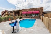 Swimming Pool Econo Lodge and Suites Brinkley AR