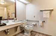 In-room Bathroom 5 Quality Inn Fresno Near University