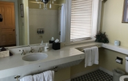 In-room Bathroom 2 Guest House Natchez (ex Eola Hotel)