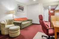 Ruang Umum Rodeway Inn & Suites New Paltz - Hudson Valley