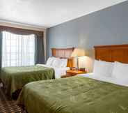 Bedroom 2 Quality Inn and Suites Huntington Beach (ex. Howard Johnson Express Inn Huntington Beach)