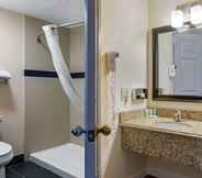 In-room Bathroom 4 Quality Inn and Suites Huntington Beach (ex. Howard Johnson Express Inn Huntington Beach)