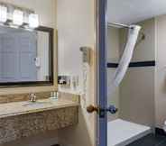 In-room Bathroom 5 Quality Inn and Suites Huntington Beach (ex. Howard Johnson Express Inn Huntington Beach)