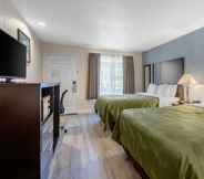 Bedroom 6 Quality Inn and Suites Huntington Beach (ex. Howard Johnson Express Inn Huntington Beach)