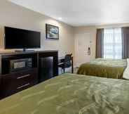 Bedroom 7 Quality Inn and Suites Huntington Beach (ex. Howard Johnson Express Inn Huntington Beach)