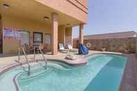 Swimming Pool Quality Inn and Suites Huntington Beach (ex. Howard Johnson Express Inn Huntington Beach)