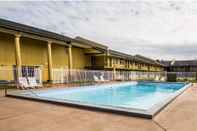 Swimming Pool Econo Lodge Jacksonville FL