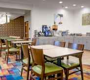 Restaurant 5 SureStay Plus Hotel by Best Western Minot