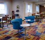 Restaurant 6 SureStay Plus Hotel by Best Western Minot