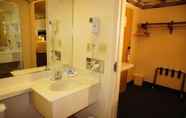 Toilet Kamar 2 Lincoln Inn Express Hotel and Suites