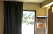 Bedroom 2 Econo Lodge