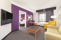 Common Space La Quinta Inn and Suites St Louis Westport